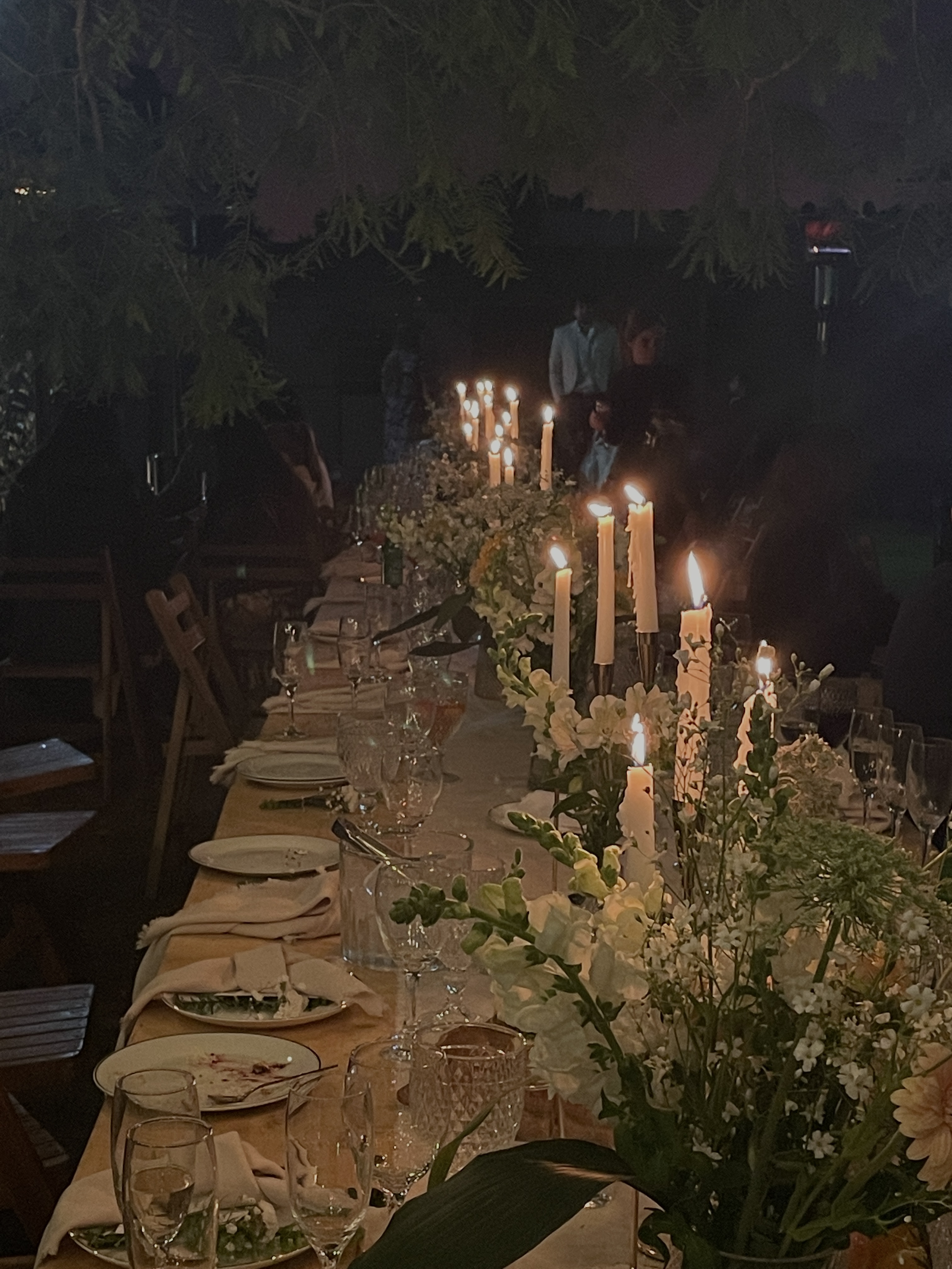 Proches préparant ensemble une célébration autour d’une table
